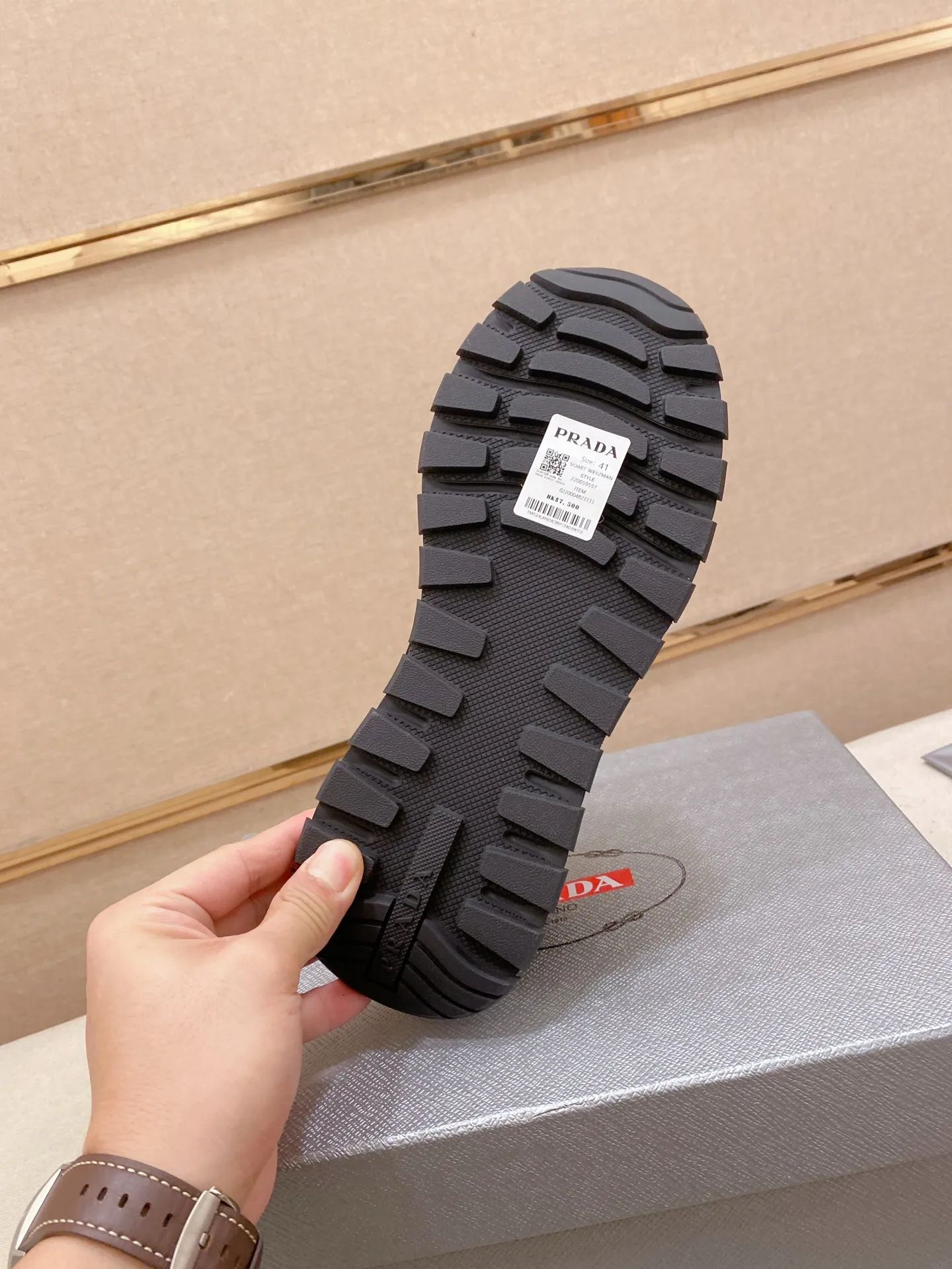 Men's shoes 💰 580💰 ✔️✔️✔️High version High-quality new PRADA counters are launched simultaneously. The new men's shoes and 😘fabric are selected suede cowhide and are made by pure handicrafts. Lining: Full cowhide lining. 👍🏿 High-end ☄️ air-cushion molded anti-slip rubber outsole, exquisite lines, simple and elegant, comfortable and high-end for leisure travel. Code number: 38 to 44